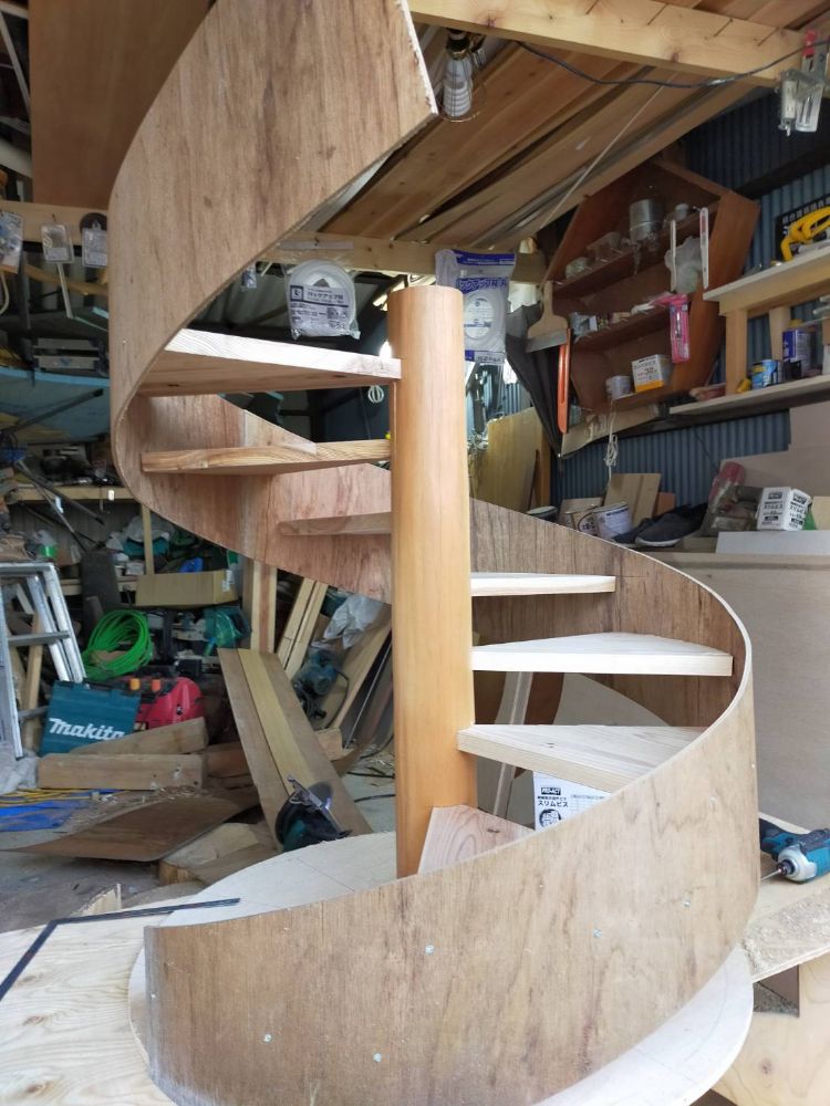 木製の螺旋階段1